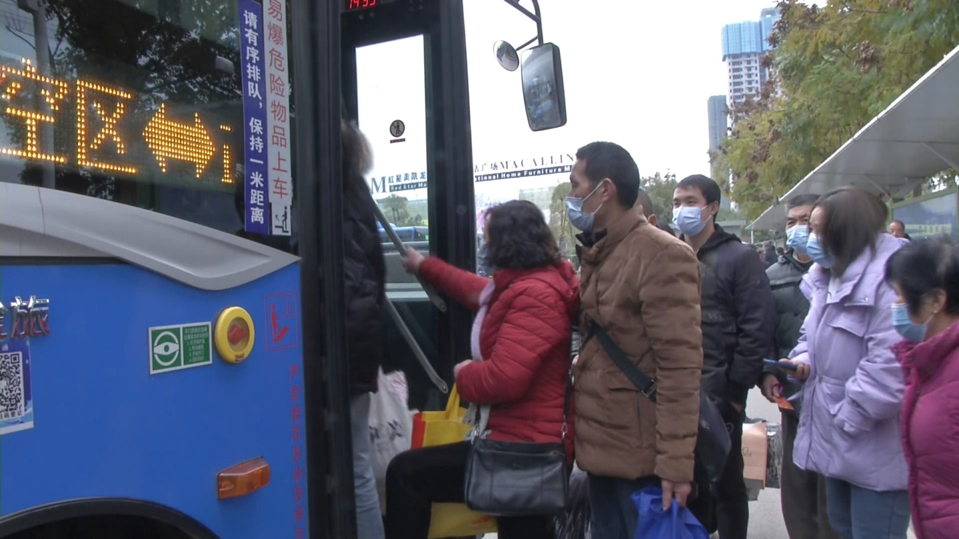 图集|武汉公交恢复首日：一趟车不足10人 风雨中坚持开窗通风 | 每经网