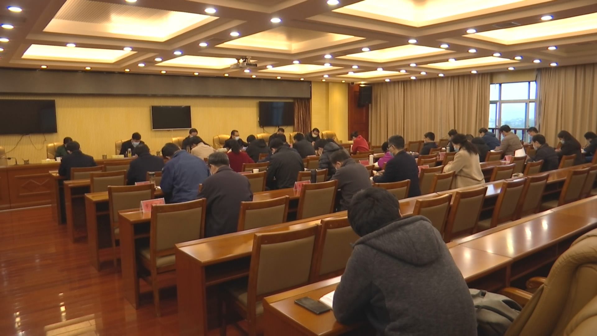市领导江龙平,王细军,王晓燕,刘飞参加会议.