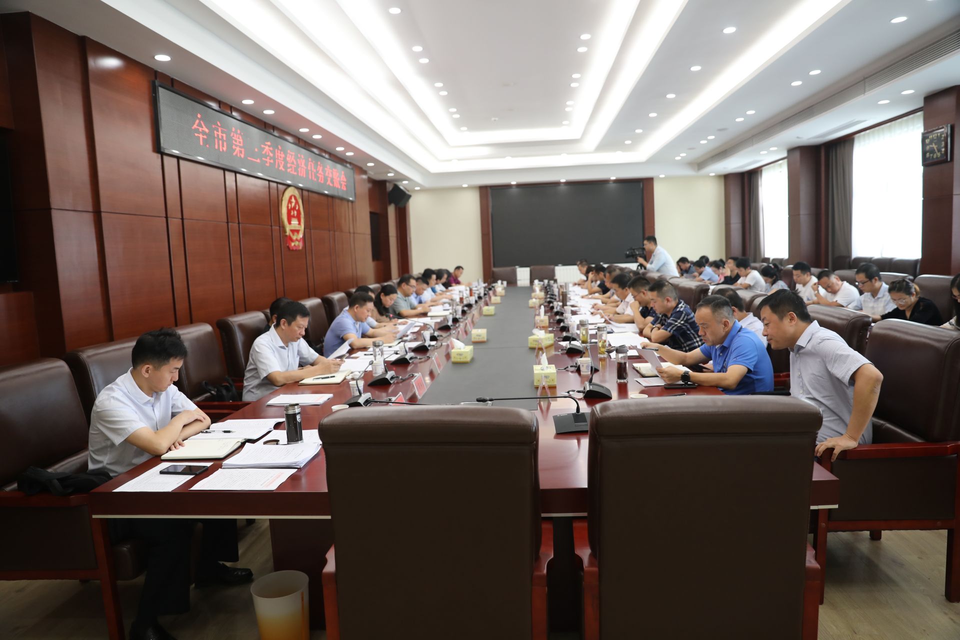 市委常委,市政府常务副市长肖绪华,副市长王晓燕参加会议(曹鹏)
