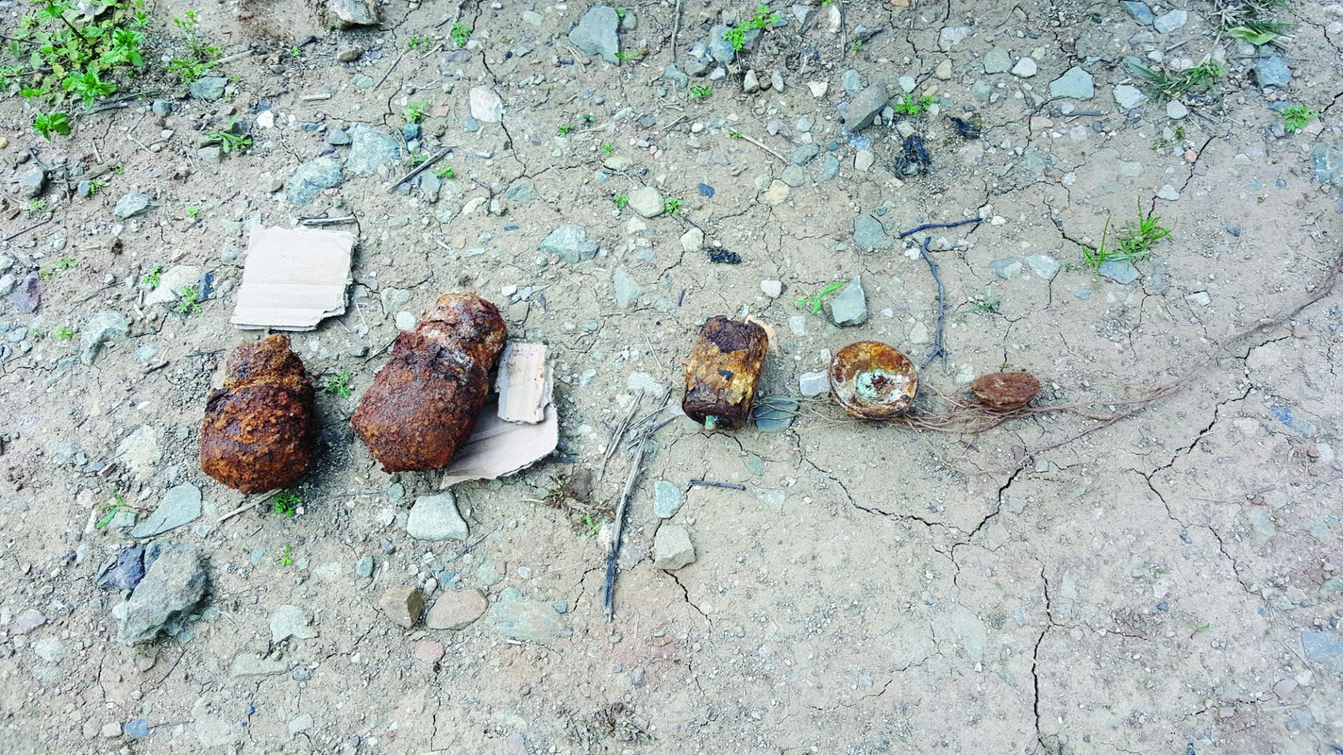 村民山脚挖出三枚手榴弹及时送公安部门妥善处理